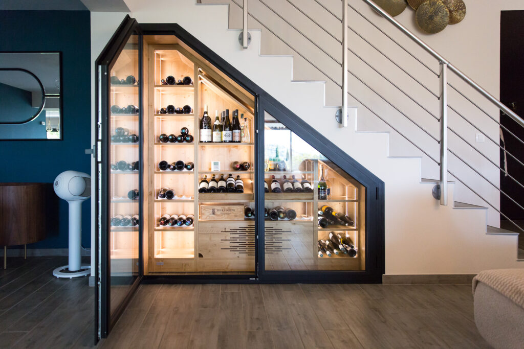 Cave à vin vitrée sous escalier